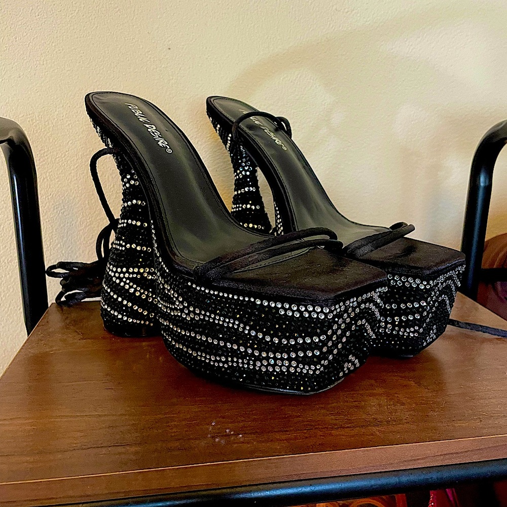 Ego peep toe sparkle black platform heels!